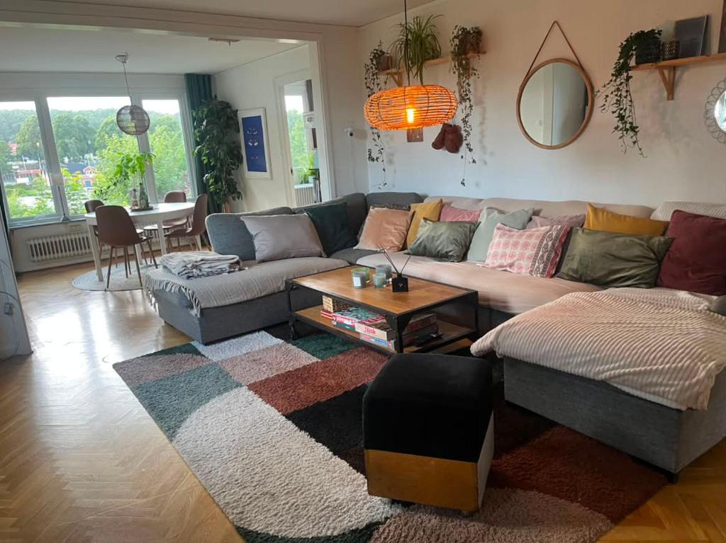 ein Wohnzimmer mit Sofa und Tisch in der Unterkunft Båt huset in Halmstad