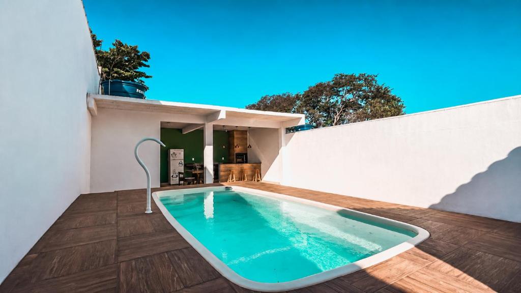 a swimming pool on the roof of a house at Casa Marinho - Pé na praia in Saquarema