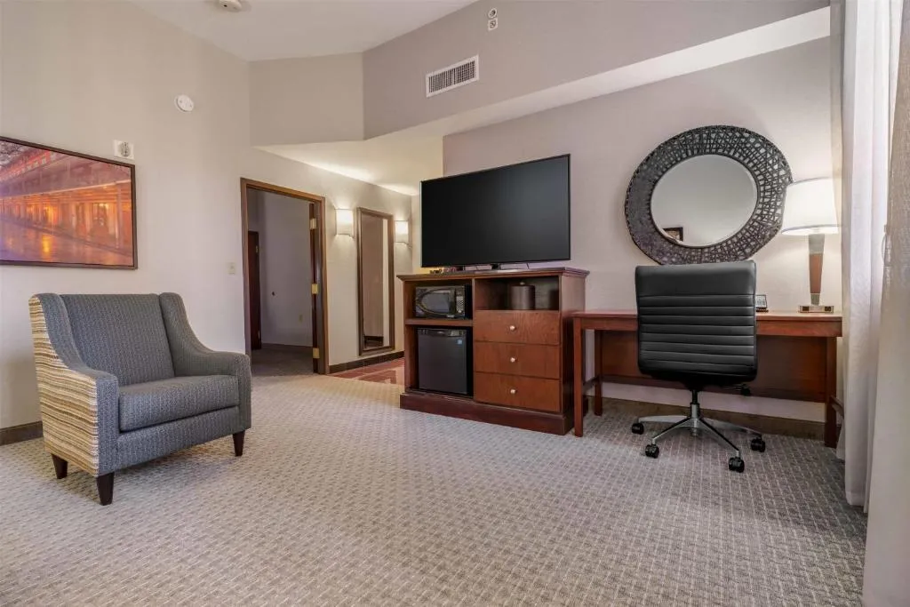 Queen Suite with Sofa Bed - Accessible, Tub
