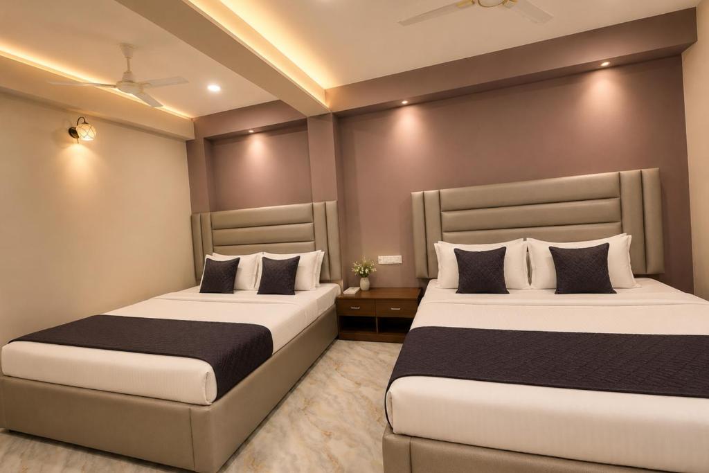 two beds in a hotel room with two beds at Home Stay CampoDeVista in Calangute