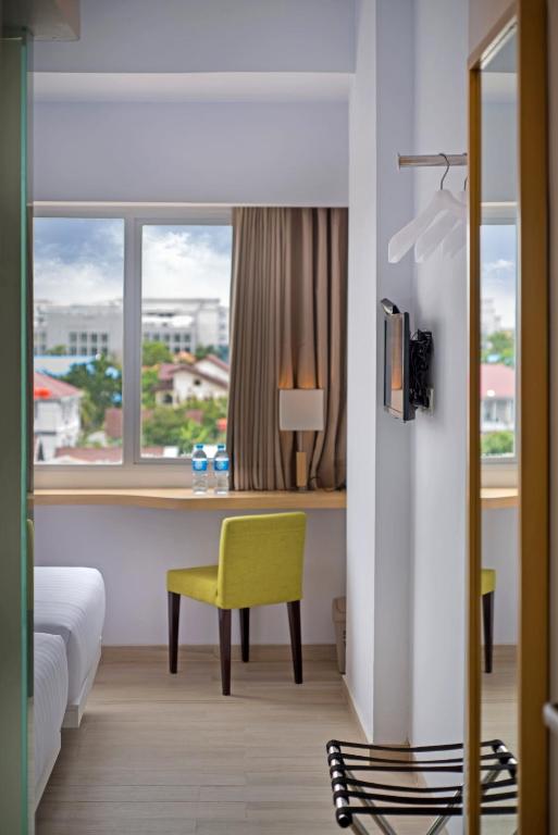 Postel nebo postele na pokoji v ubytování Whiz Prime Hotel Sudirman Pekanbaru