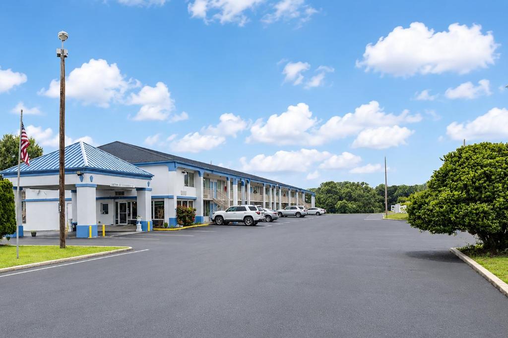 a building with cars parked in a parking lot at Ole South Inn Jackson I 40 TN in Denmark