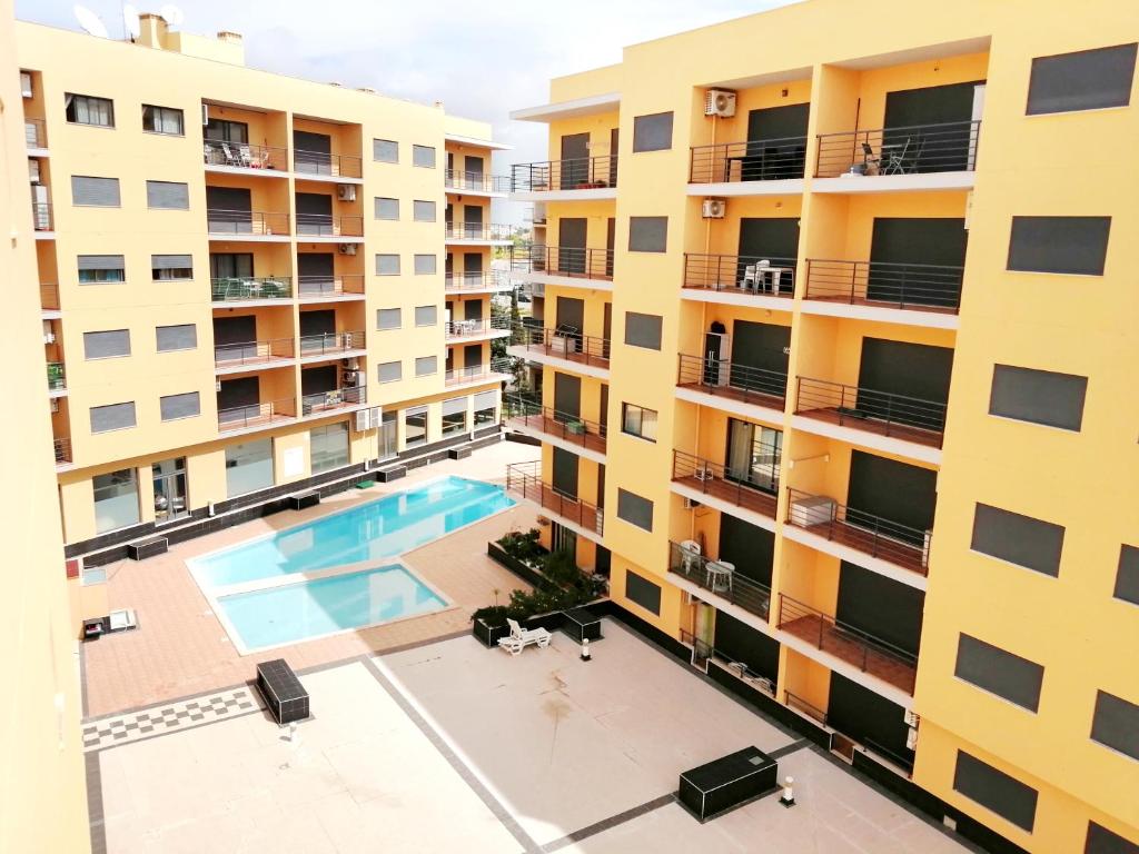 an overhead view of an apartment building with a swimming pool at Cristais do Mar in Armação de Pêra