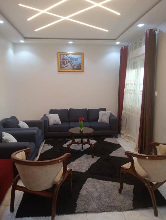 a living room with a blue couch and a table at Grand joli F3 Draria 7P in Draria