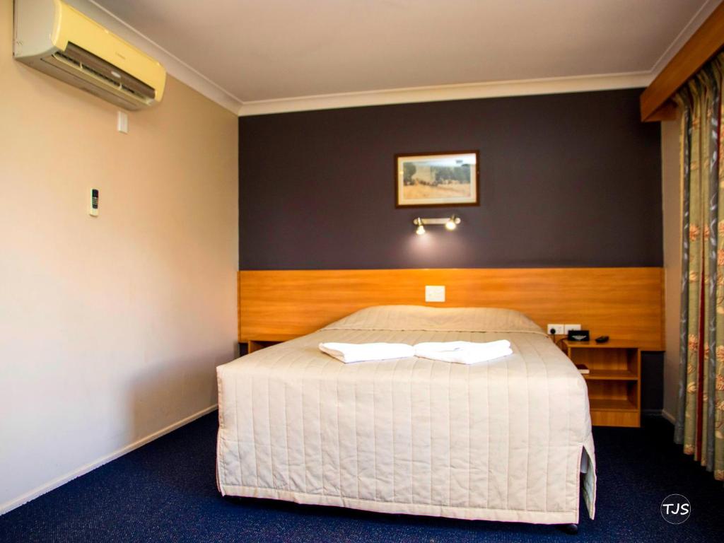 Postel nebo postele na pokoji v ubytování SunPalms Motel