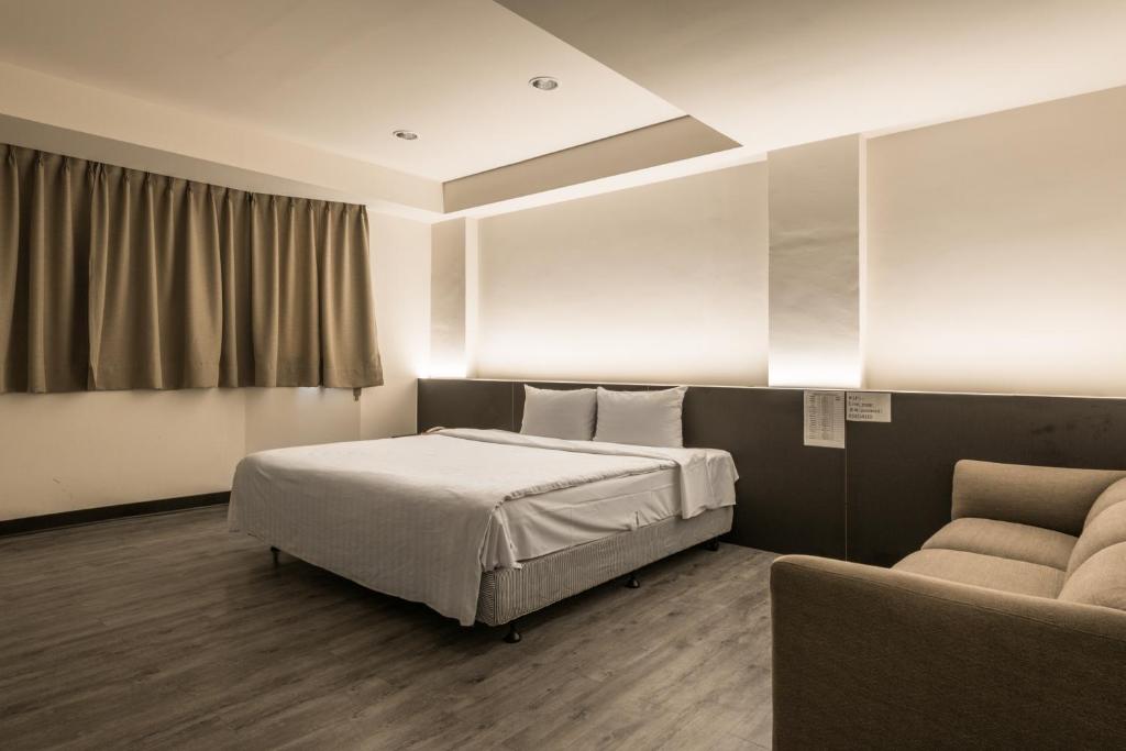 En eller flere senge i et værelse på Lotus Yuan Business Hotel