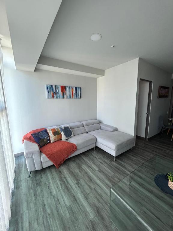 a living room with a couch and a table at Nunciatura Centrico in San José