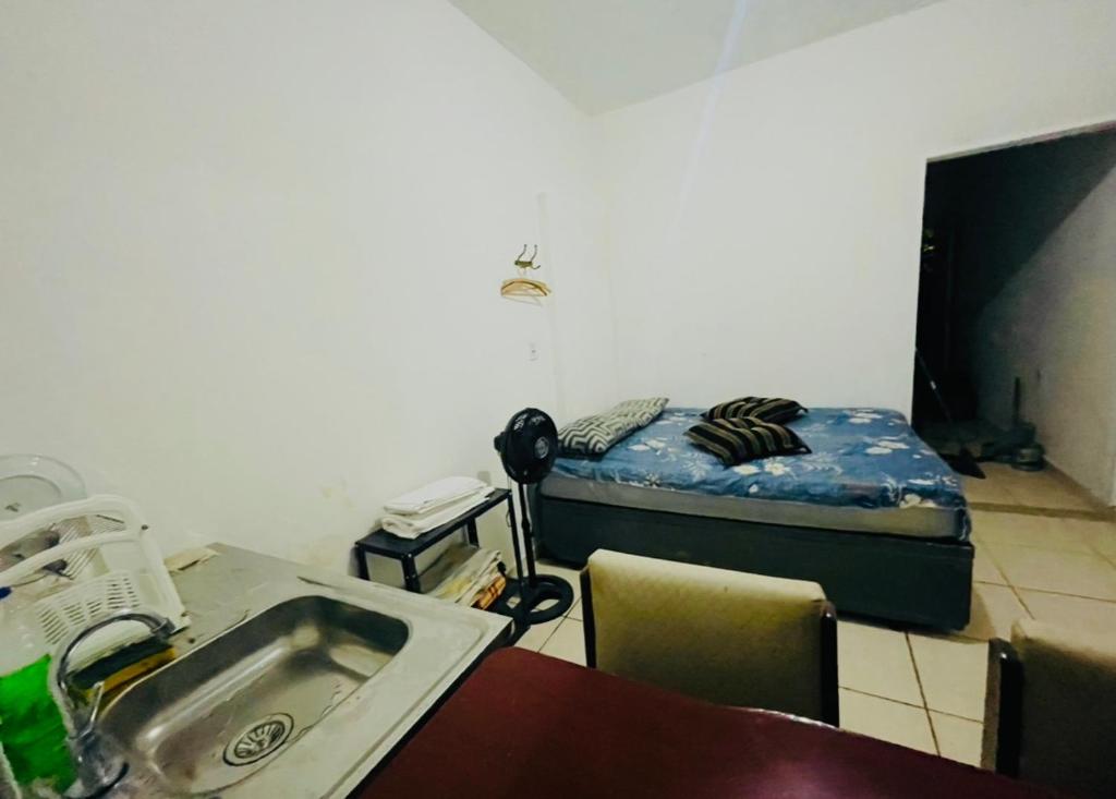 a kitchen with a sink and a bed in a room at Kitnet Unip Mandic in Campinas