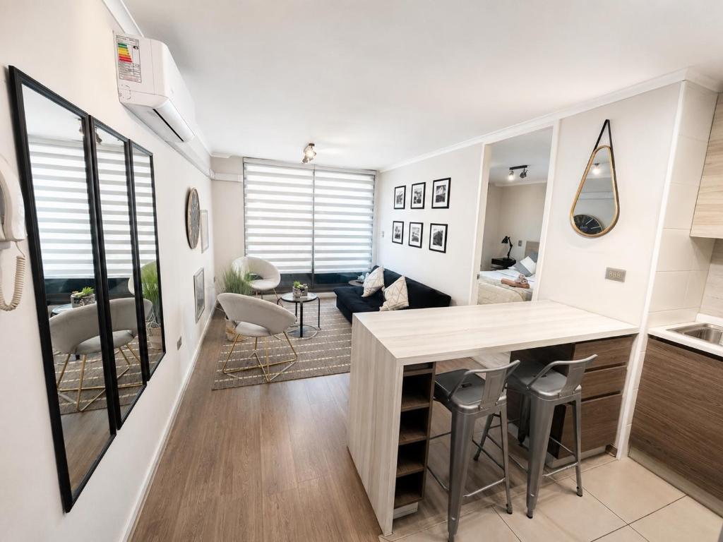 a kitchen and living room with a counter and chairs at Extraordinario depto ejecutivo in Los Ángeles