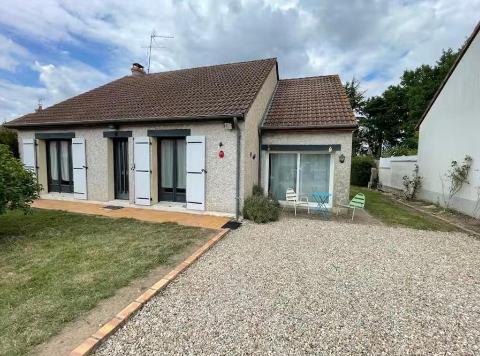 a small house with a gravel driveway at Maison rurale 8 personnes in Saint-Hilaire-de-Court