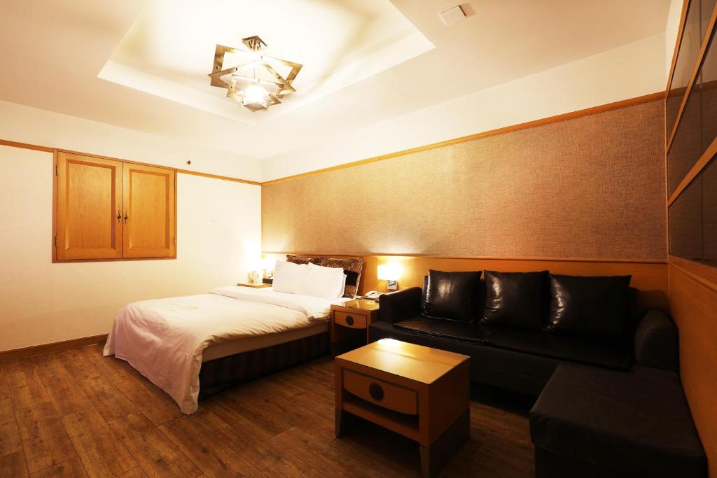 Postel nebo postele na pokoji v ubytování Bucheon SR Hotel