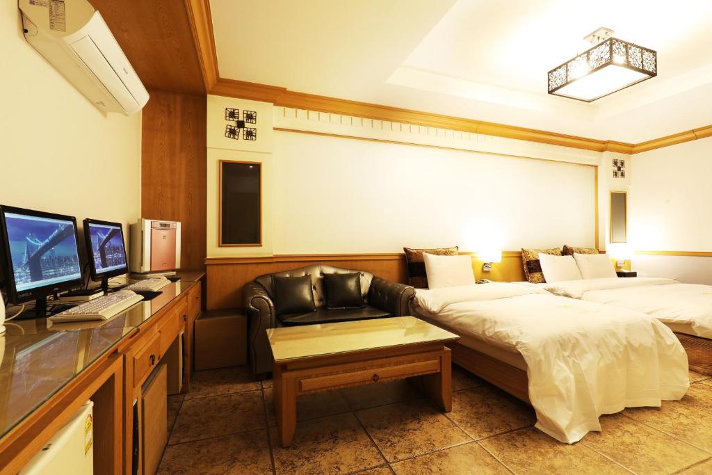TV a/nebo společenská místnost v ubytování Bucheon SR Hotel