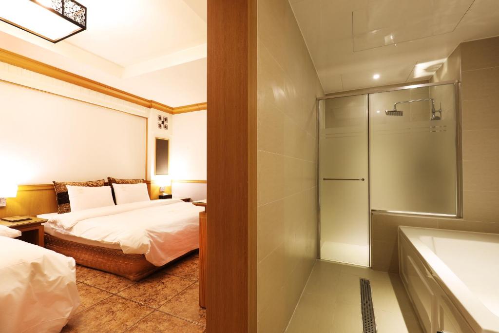 Postel nebo postele na pokoji v ubytování Bucheon SR Hotel
