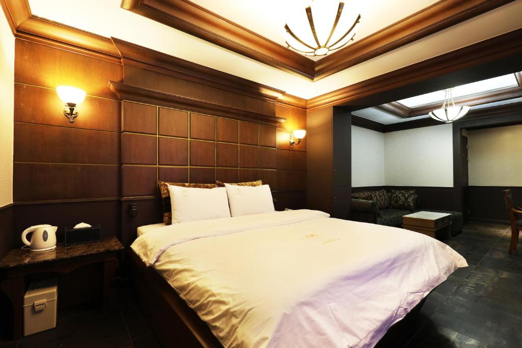 Postel nebo postele na pokoji v ubytování Bucheon SR Hotel