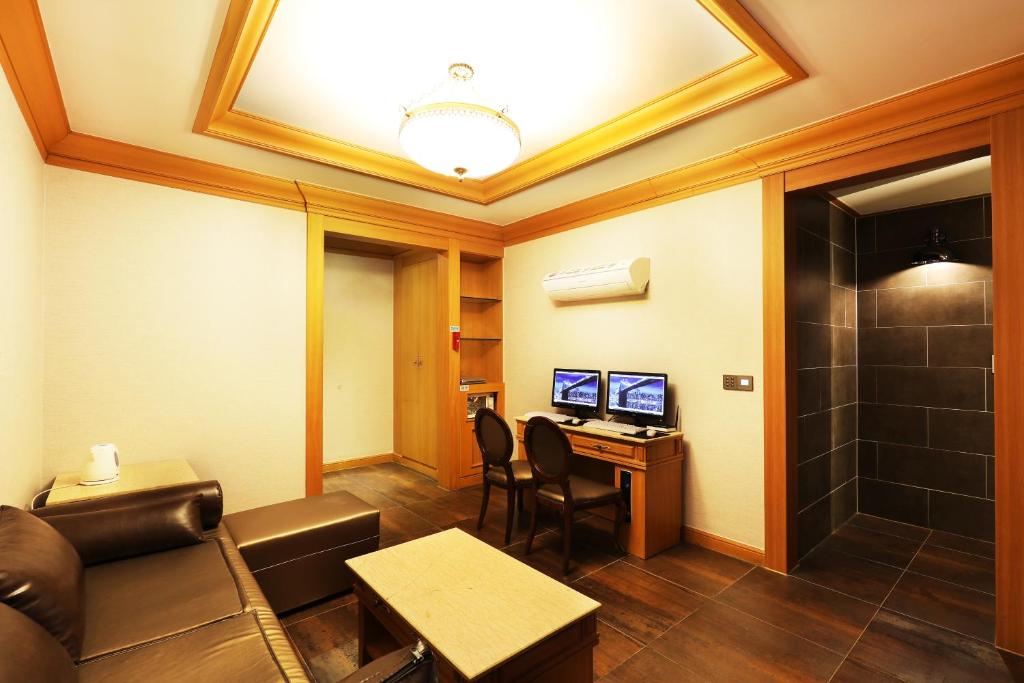 TV a/nebo společenská místnost v ubytování Bucheon SR Hotel