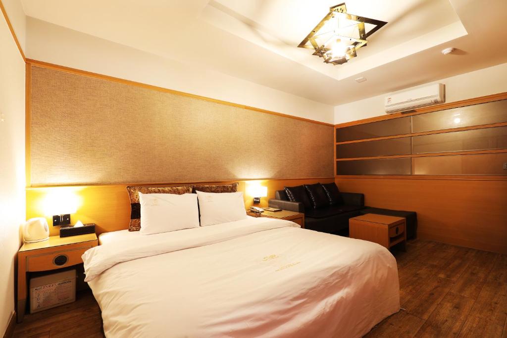 Postel nebo postele na pokoji v ubytování Bucheon SR Hotel