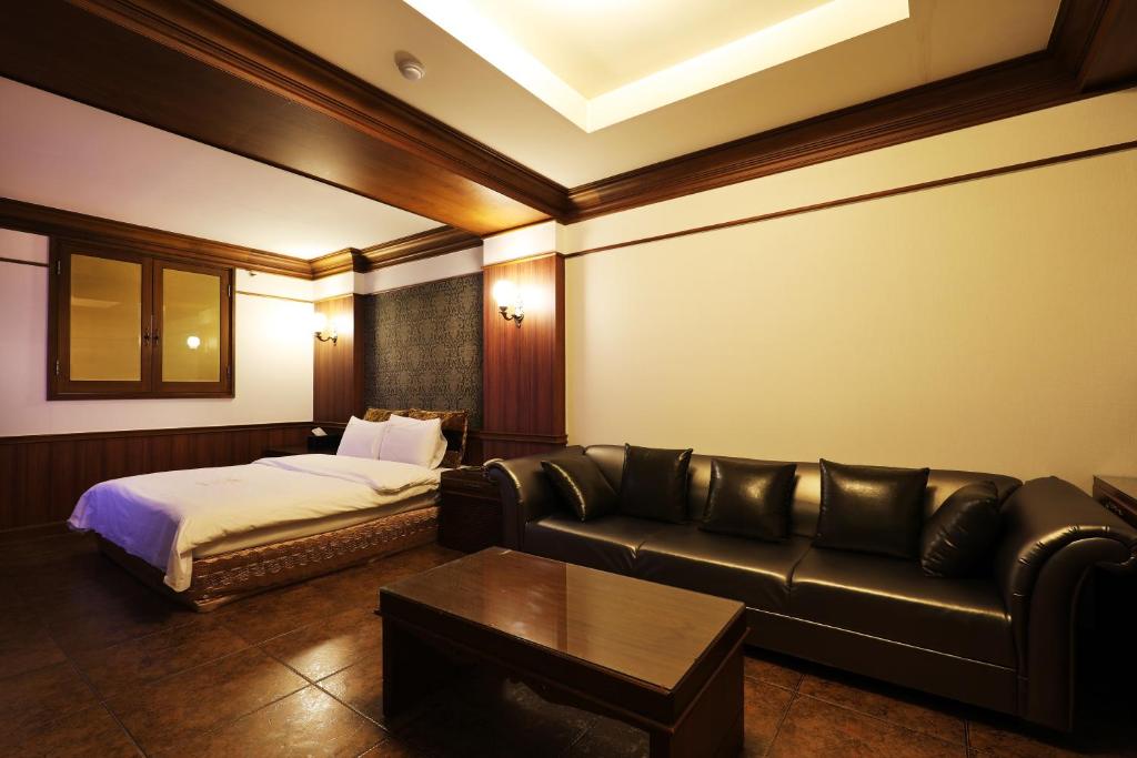 Postel nebo postele na pokoji v ubytování Bucheon SR Hotel