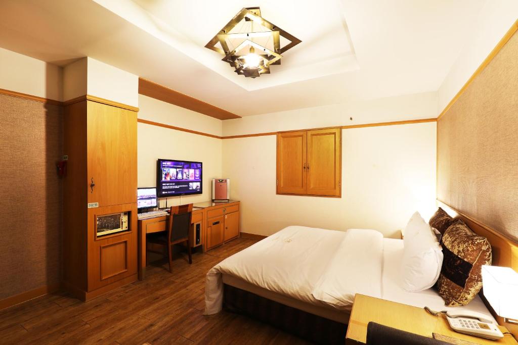 Postel nebo postele na pokoji v ubytování Bucheon SR Hotel