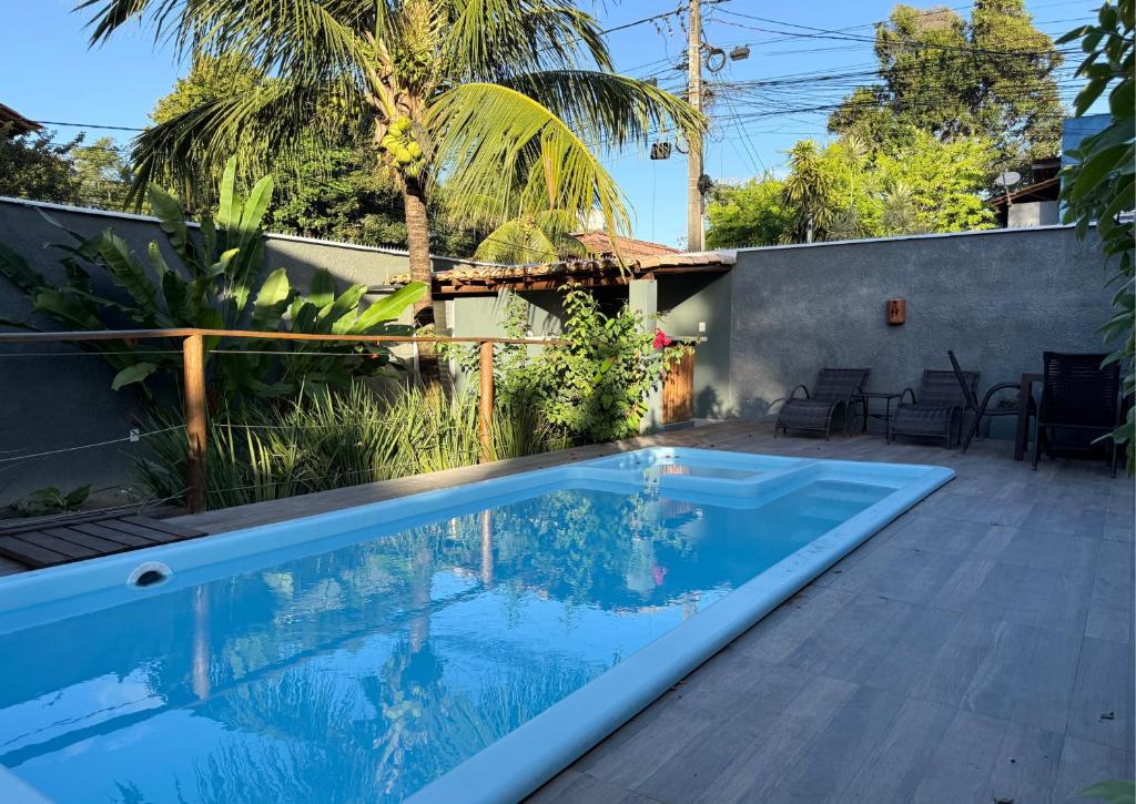 a swimming pool in the backyard of a house at Refugá in Porto Seguro