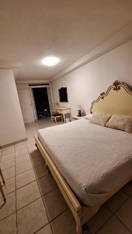 a bedroom with a large bed in a room at Los Pueblitos de Guanajuato in Guanajuato