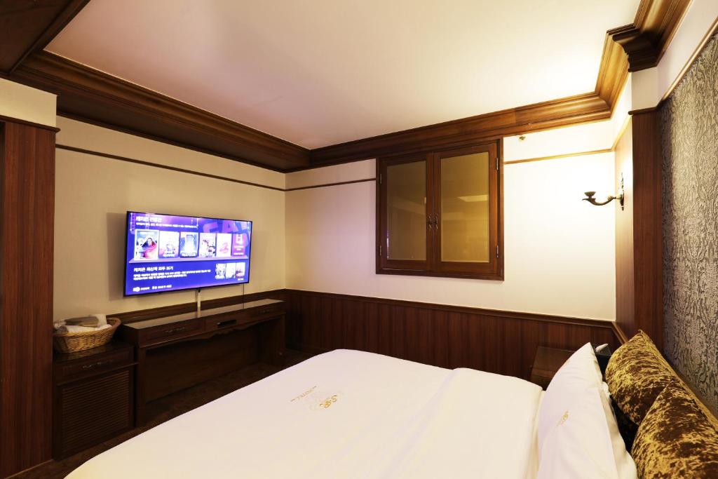 Postel nebo postele na pokoji v ubytování Bucheon SR Hotel