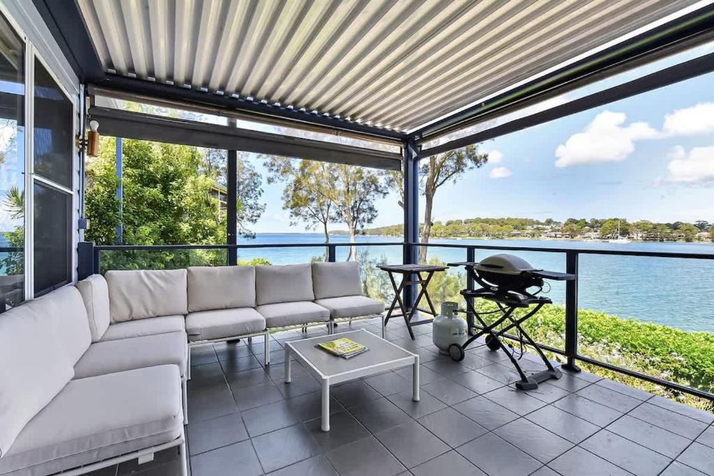 a living room with a white couch and a table at Lakehouse on Alexander in Arcadia