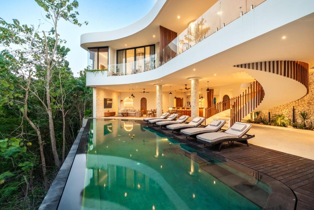 an image of a house with a swimming pool at Villa Karilla in Toyapakeh