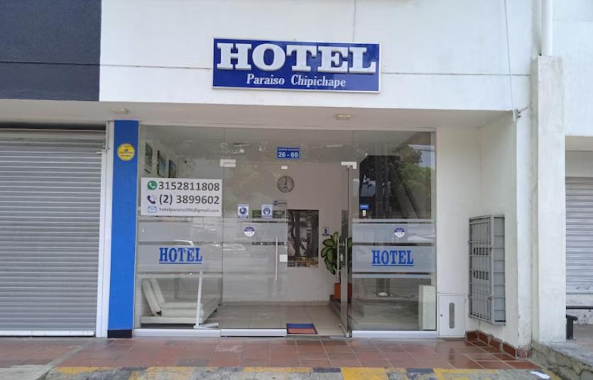 an entrance to a hotel with the door open at Hotel Paraiso Chipichape in Cali
