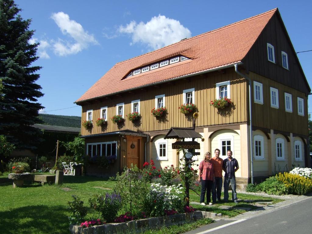 a group of people standing in front of a building at Ferienwohnung Hockert in Waltersdorf