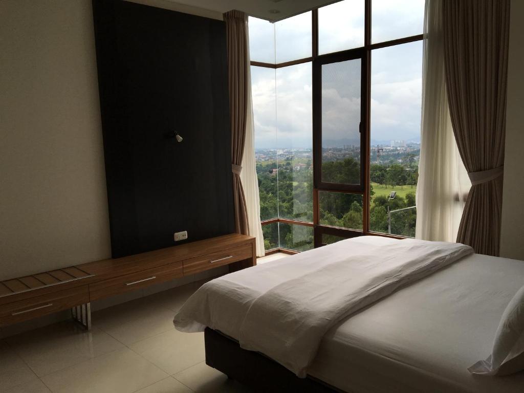 Ένα ή περισσότερα κρεβάτια σε δωμάτιο στο Roemah Asri Villa - Resor Dago Pakar