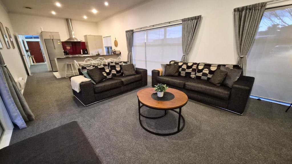 a living room with two couches and a table at Huntington Hideaway in Hamilton