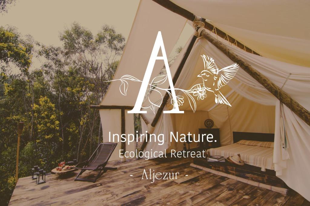 Tienda de campaña con un refugio ecológico natural motivador en Quinta Alma - Ecological Retreat Farm en Aljezur