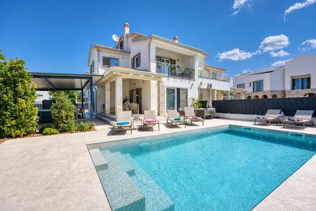 Villa Aria with heated Pool and Whirlpool - Happy Rentals