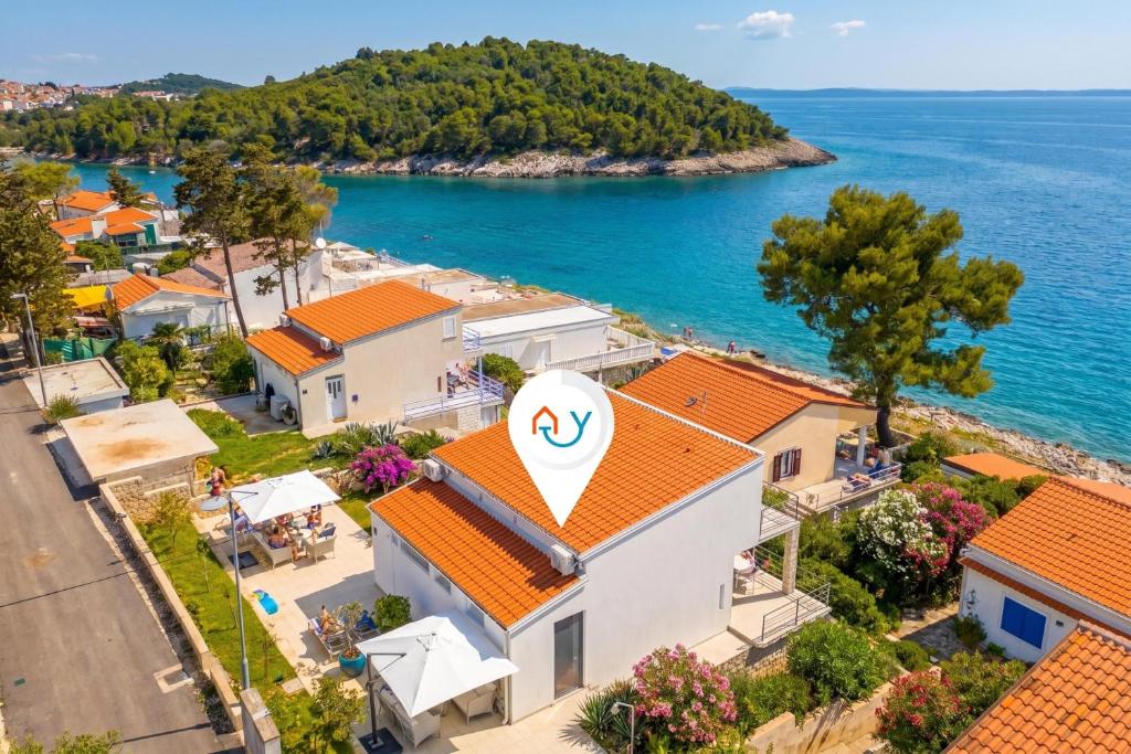 Valdarke Vittorio Apt with Sea View Terrace - Happy Rentals