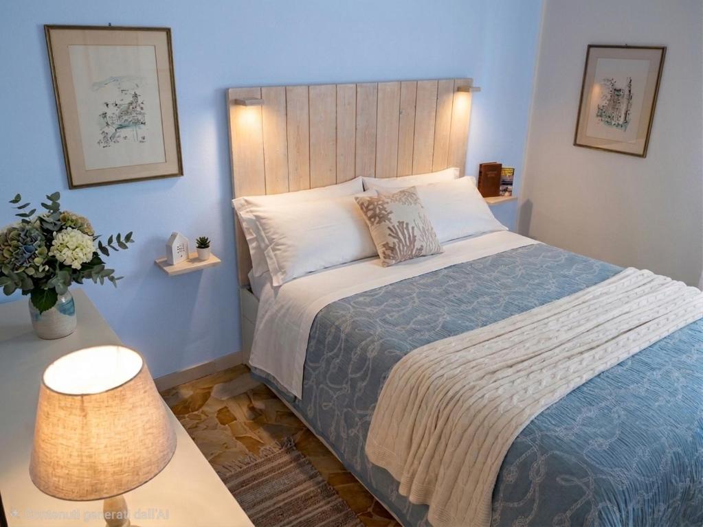 a bedroom with a bed with a wooden headboard at Il Cuore di Santa è tutto blu in Santa Margherita Ligure