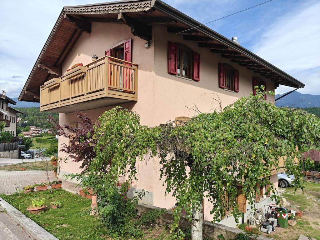a house with a balcony on the side of it at La villetta di Lilly in Predaia