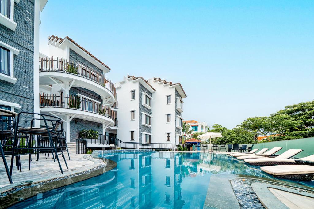 a swimming pool in front of a building at Faifo Boutique Hotel & Spa in Thanh Ðông (1)