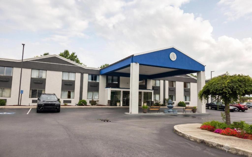 a hotel with a blue roof and a parking lot at Remembrance Inn Gettysburg in Gettysburg