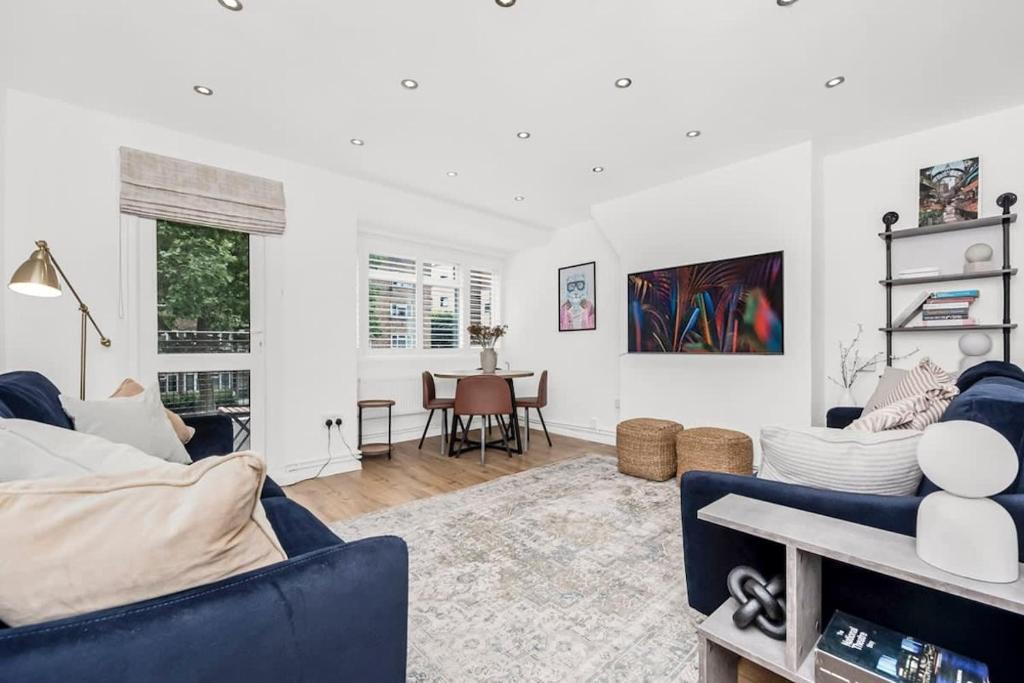 a living room with a blue couch and a table at Spacious London Bridge Flat in London