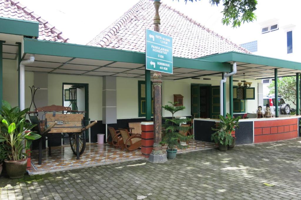 Restaurace v ubytování Pamularsih Homestay