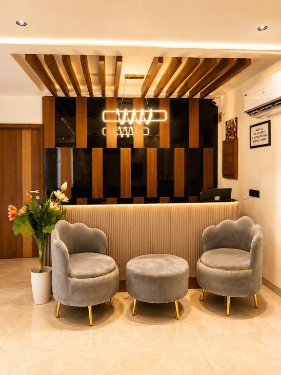 a waiting room with two chairs and a counter at Panipat Prime in Pānīpat