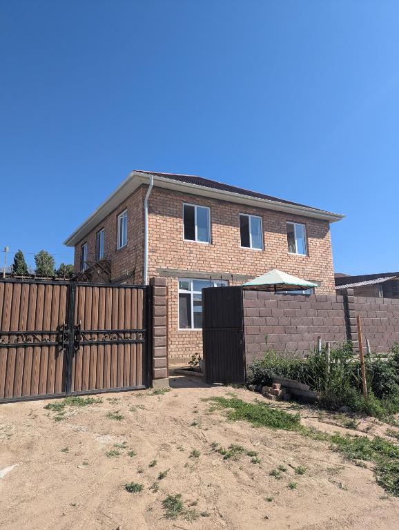 a brick house with a gate and a fence at Meikin guest house in Chok-Tal