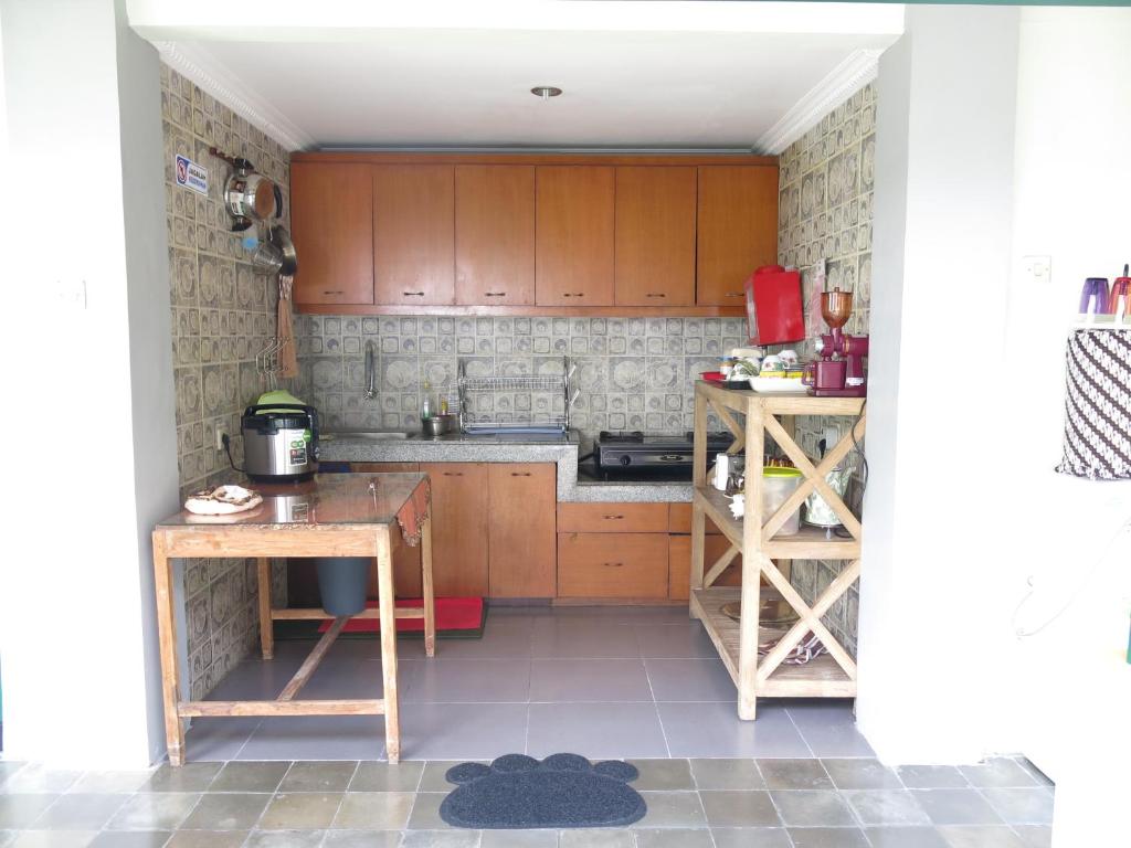 Kuchyň nebo kuchyňský kout v ubytování Pamularsih Homestay