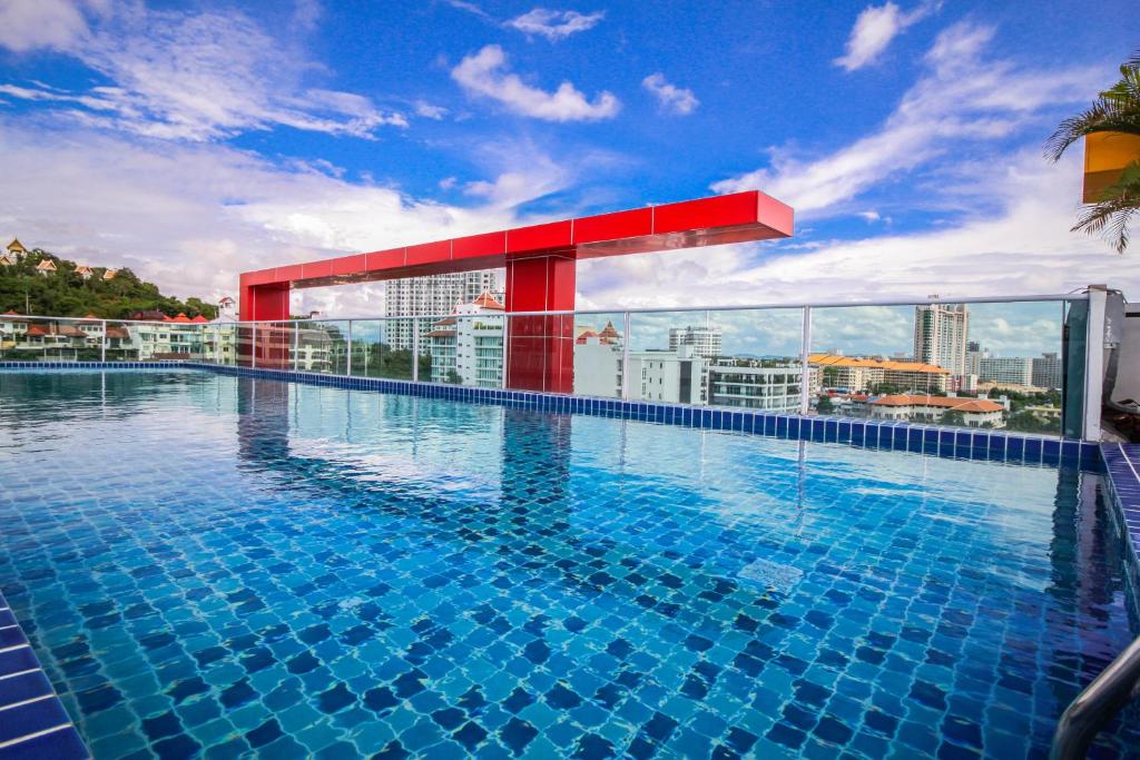 สระว่ายน้ำที่อยู่ใกล้ ๆ หรือใน Art On The Hill by Pattaya Sunny Rentals