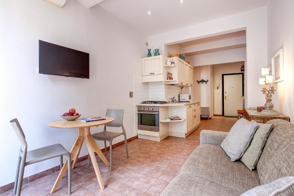 Romantic Hideaway, 5 Min Walk to Florence Central Rail Station SMN