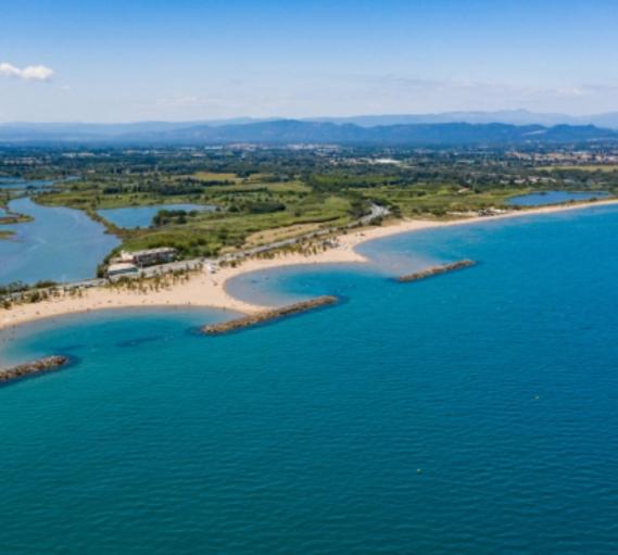 an aerial view of a beach and the ocean at Studio entre Mer et Lagune in Saint-Aygulf
