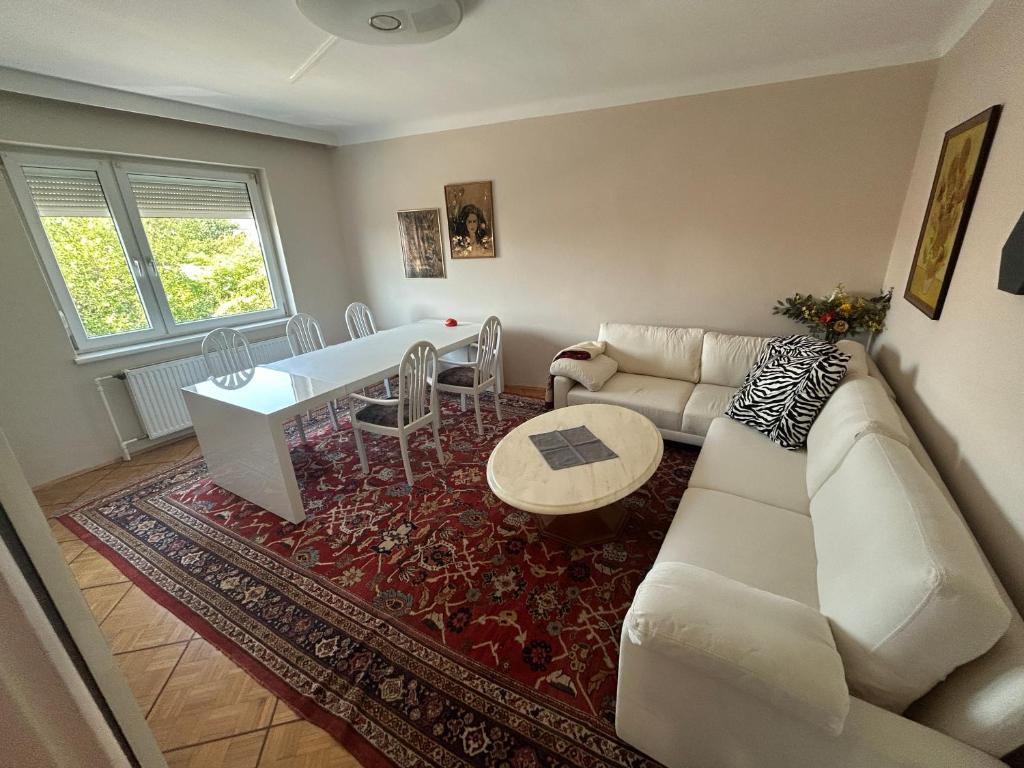 Große 4 Zimmer Wohnung