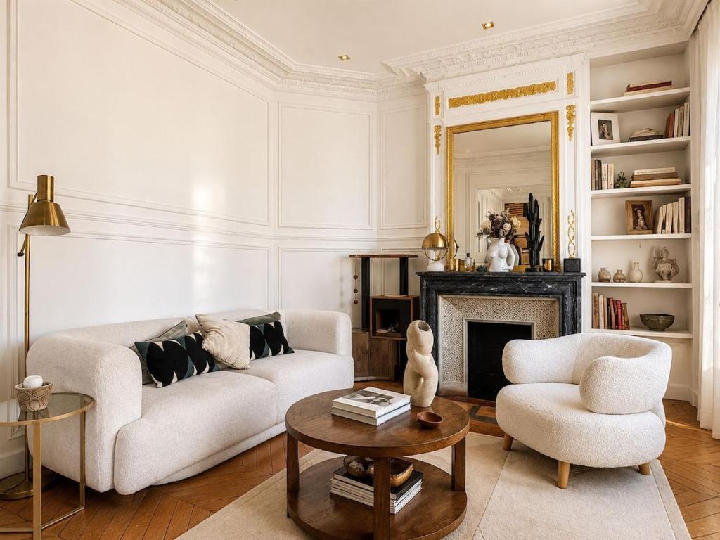 Elegant Haussmann style apartment with balcony Eiffel Tower view