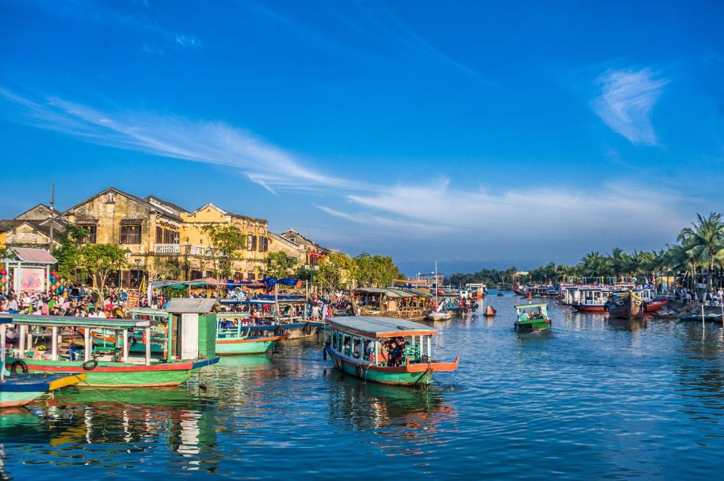 Từ homestay, du khách chỉ mất vài phút đi bộ để tiếp cận bãi biển An Bàng, thuận tiện ngắm bình minh, tản bộ và tắm biển