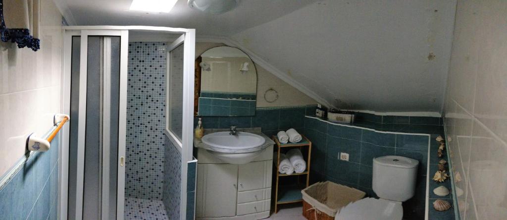 ポール・ド・マールにあるCasa da Guidaの小さなバスルーム(洗面台、トイレ付)